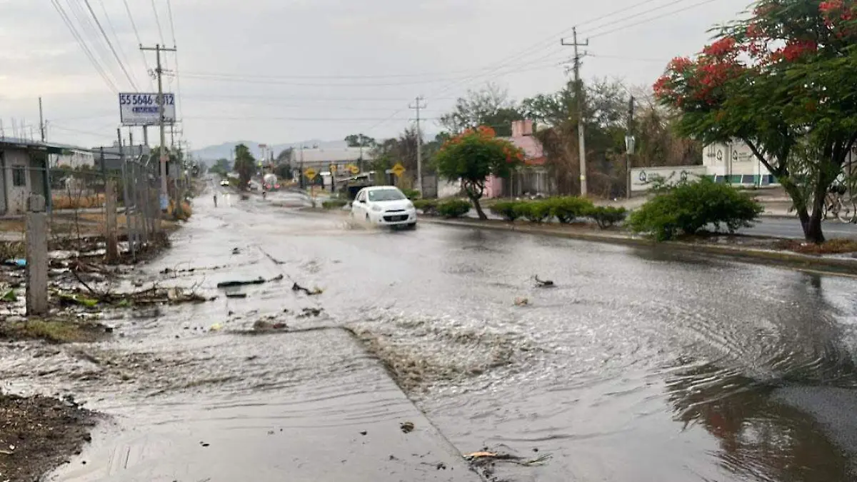 lluvias inundan calles en izucar 